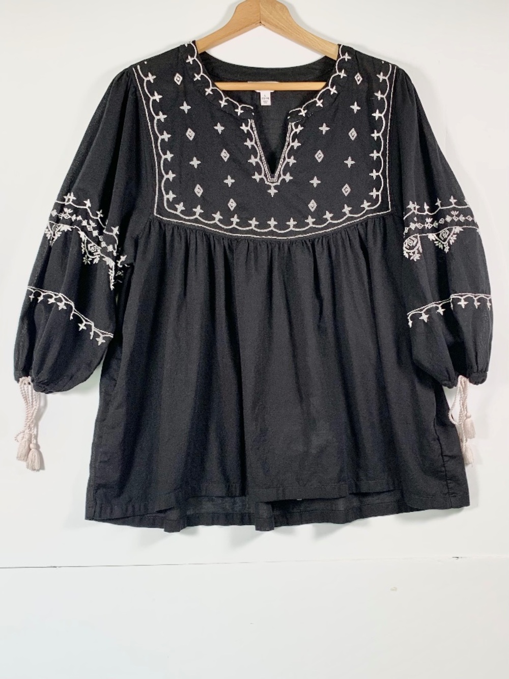 Time & Tru 100% Cotton peasant top V-Neck Boho Black White Floral Embroidery